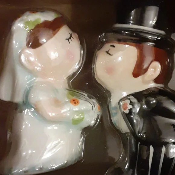 Westland Giftware Kissing Bride/Groom salt/pepper shakers white/black New in Box - Picture 3 of 14